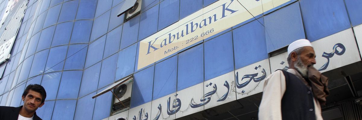 2010-09-14t120000z_237546757_gm1e69e1oml01_rtrmadp_3_afghanistan-bank-e1644856421174