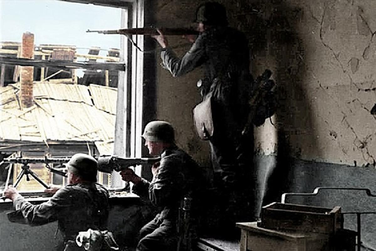 Bundesarchiv_bild_101i-617-2571-04_stalingrad_soldaten_beim_hauserkampf_recolored