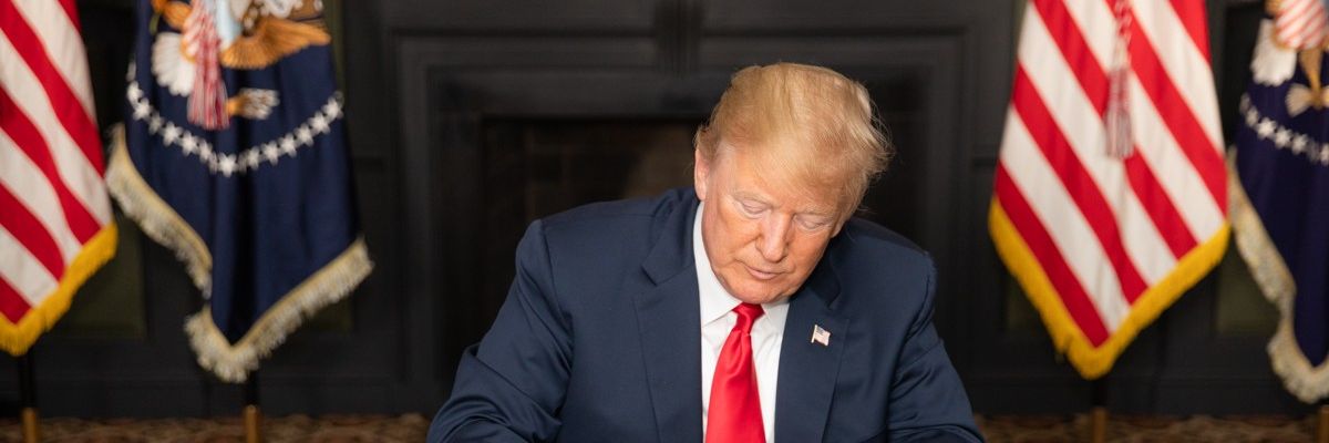 Donald_trump_signing_eo_on_iran_sanctions_p20180805sc-0480