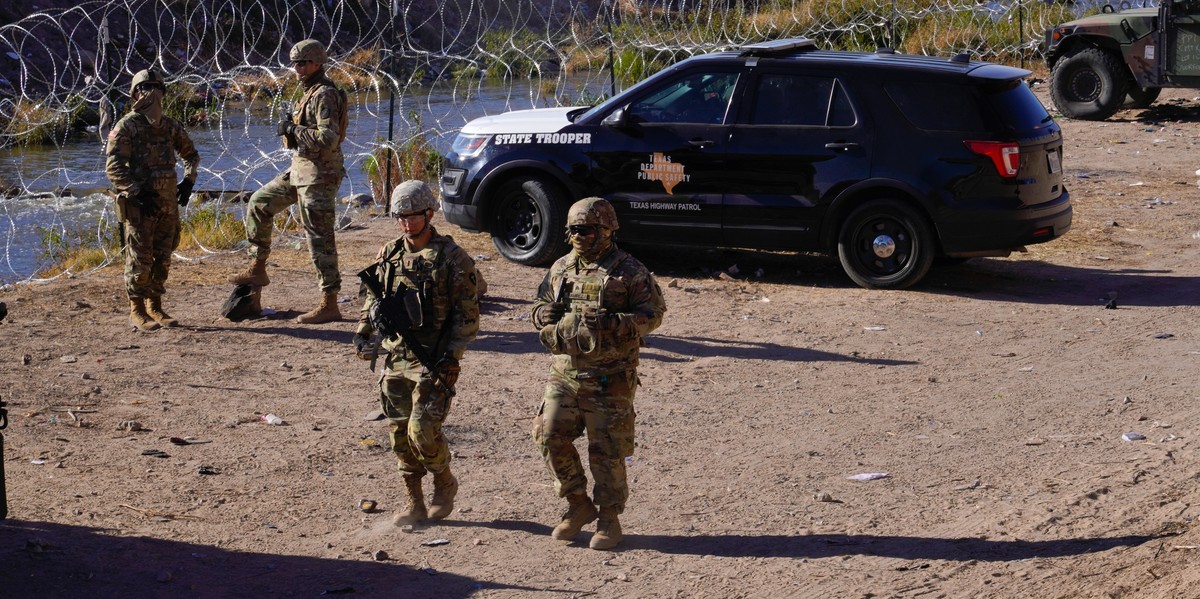 10,000 US troops begin arriving at Mexico border