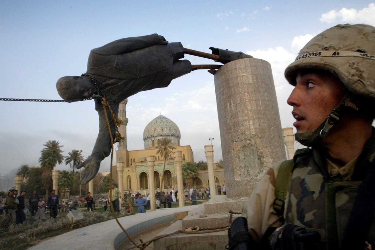 Iraq war saddam hussein statue baghdad