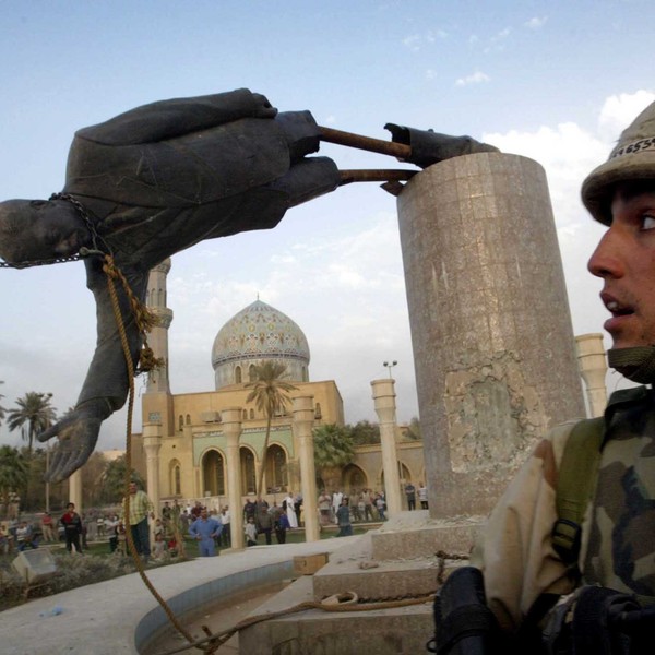 Iraq war saddam hussein statue baghdad