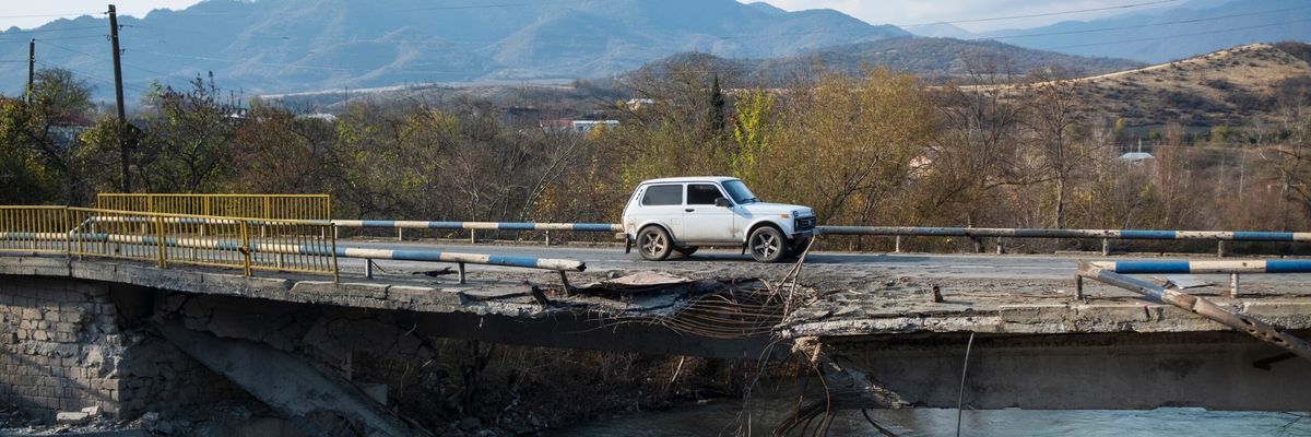 Azerbaijani, Iranian top diplomats try to turn down heat