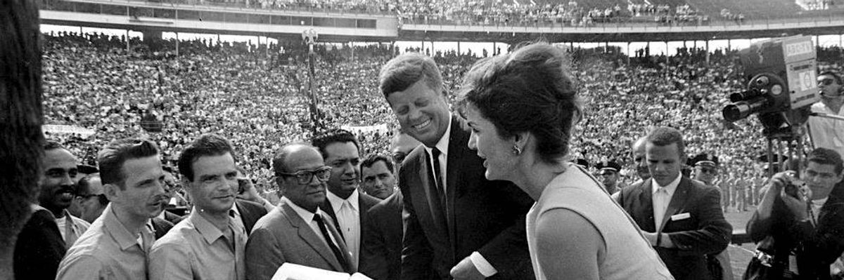 Kennedy_greet_2506_brigade_1962-12-29