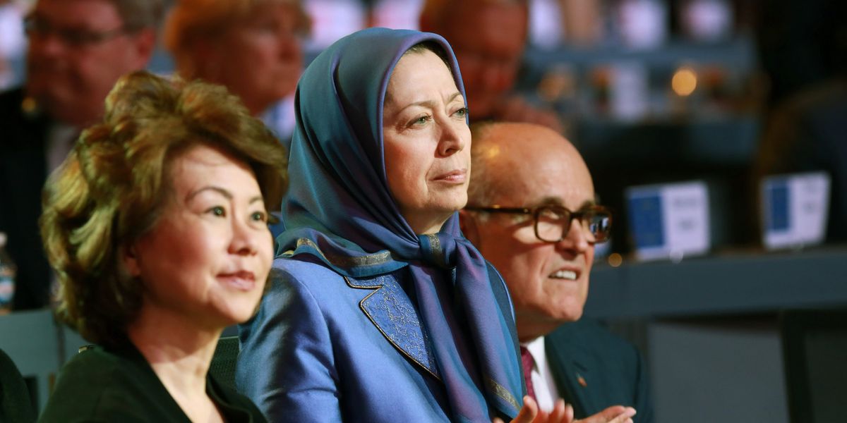 مریم رجوی در کنار الین چائو و رودی جولیانی