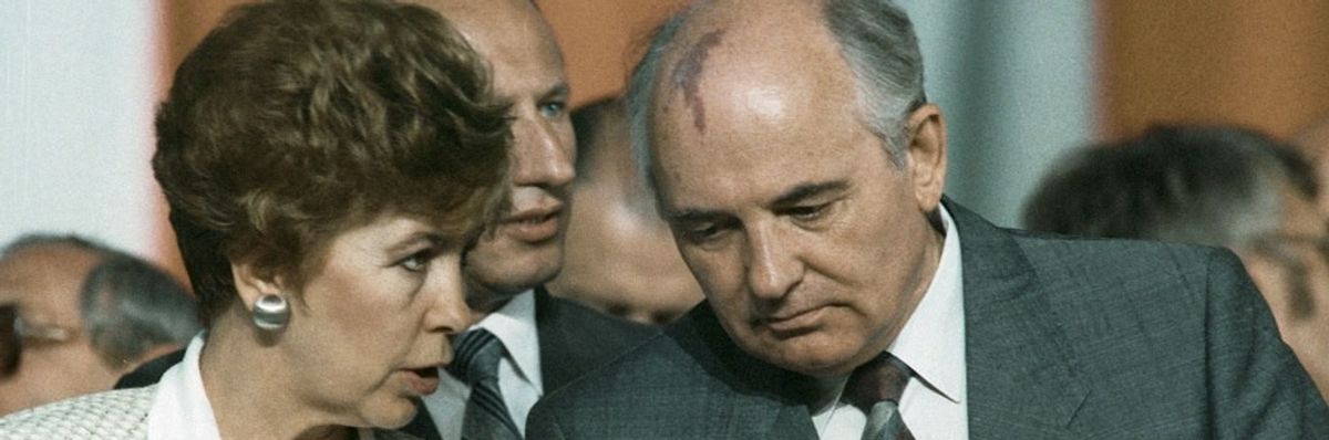 Rian_archive_28133_gorbachev_with_spouse_in_poland