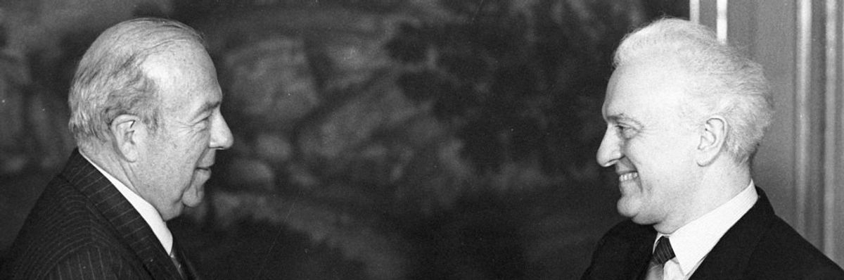 Rian_archive_770216_u.s.secretary_of_state_eduard_shevardnadze_and_george_p_shultz_on_visit_to_ussr