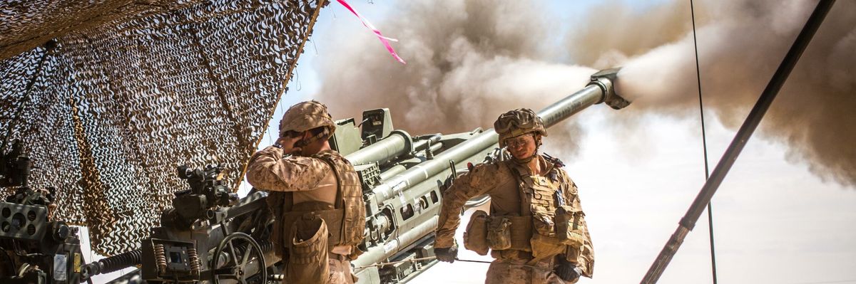 U.s._marines_with_the_11th_marine_expeditionary_unit_fire_an_m777_howitzer_during_a_fire_mission_in_northern_syria_as_part_of_operation_inherent_resolve_mar._24_2017-scaled