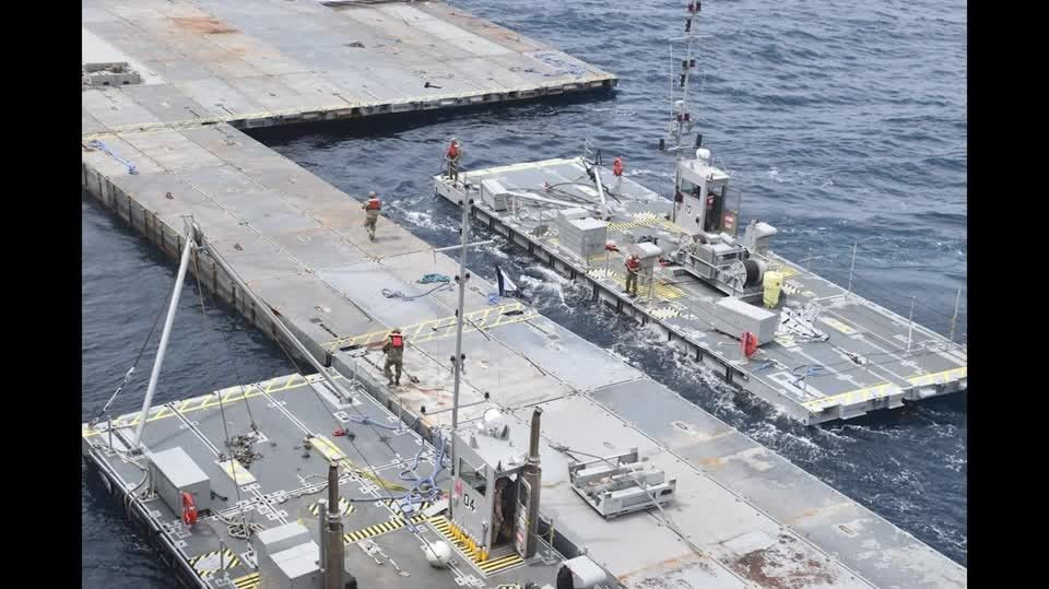 US pier operations suspended as parts break off in 'high sea states'