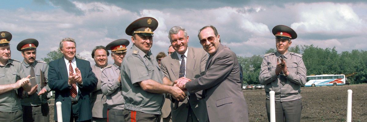 Us-secretary-of-defense-william-perry-left-ukraine-ministry-of-defense-mr-schmarov-2102f9-1600